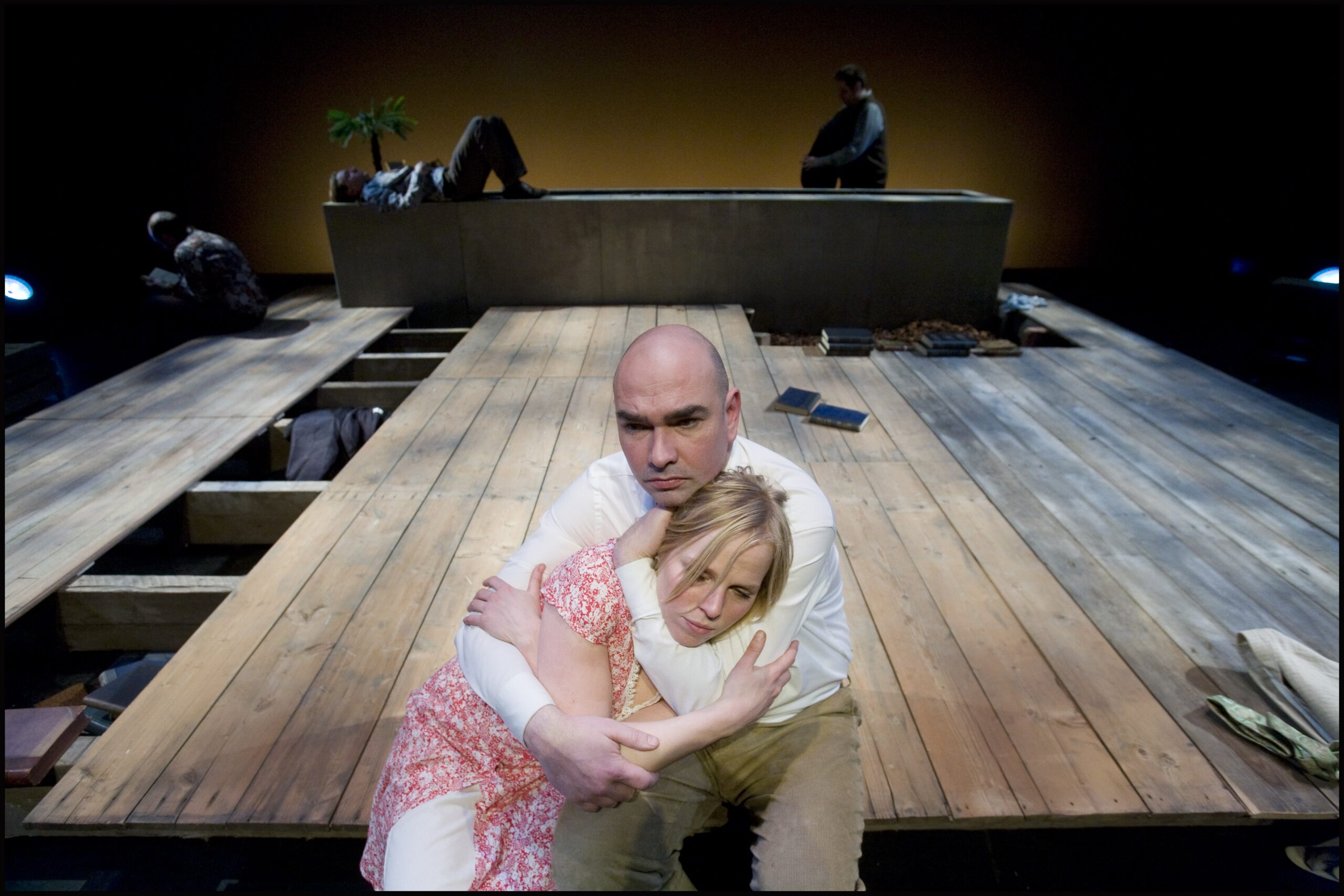 Knielen op een bed violen - MATZER Theaterproducties