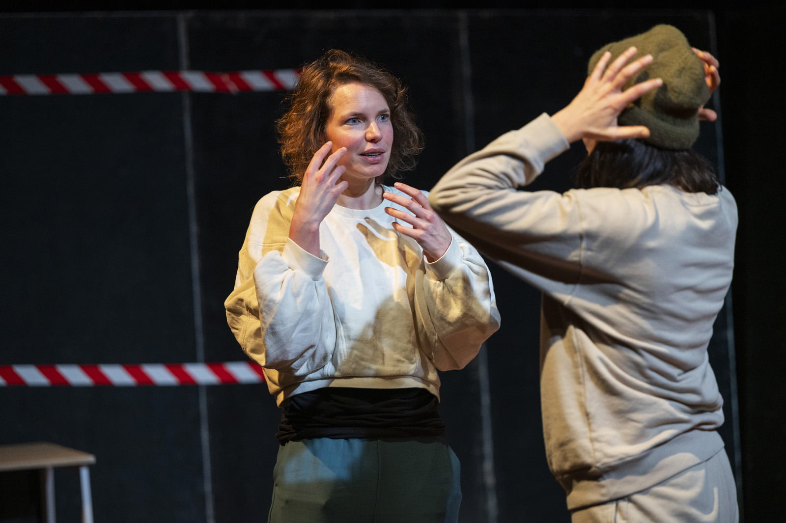 We zien Liliane Brakema die regieaanwijzingen geeft aan Alejandra Theus, die met haar rug naar de fotograaf staat. 